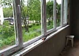 Остекление балкона на первом этаже