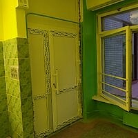 Дверь в столовую в школе