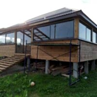 Остекление террасы раздвижными рамами из алюминия коричневого цвета