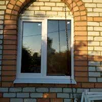 Окна в кирпичном доме