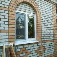Окна в кирпичном доме