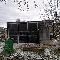Хозпостройка из профнастила и раздвижных рам