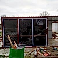 Хозпостройка из профнастила и раздвижных рам
