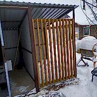 Хозпостройка из профнастила и раздвижных рам