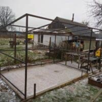 Хозпостройка из профнастила и раздвижных рам