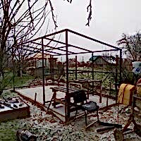 Хозпостройка из профнастила и раздвижных рам